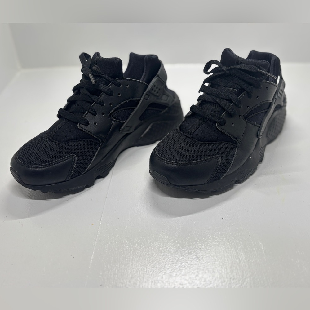 Nike Air Huarache Youth 7Y Triple Black Sneakers - Picture 2 of 12